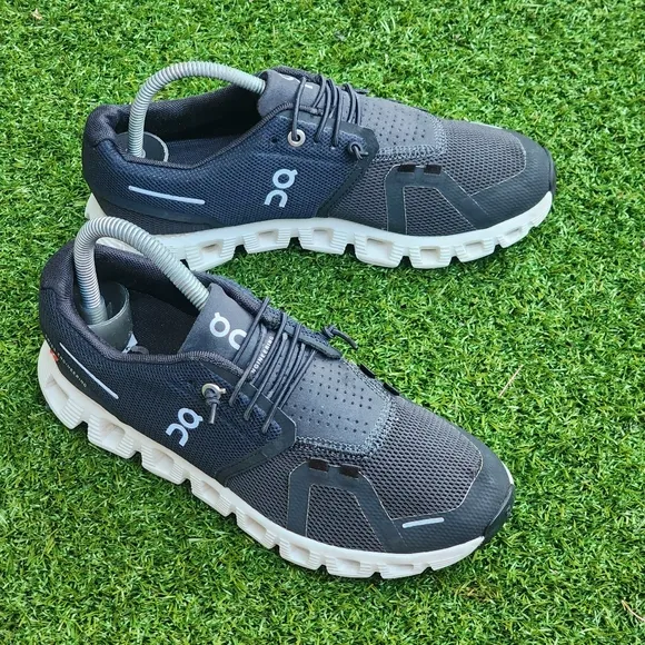 ON CLOUD 5 - Womens Running Shoes - SIZE 6.