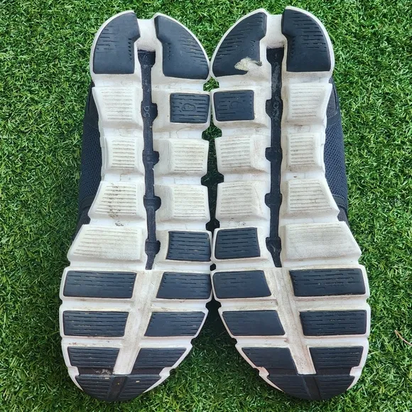 ON CLOUD 5 - Womens Running Shoes - SIZE 6.