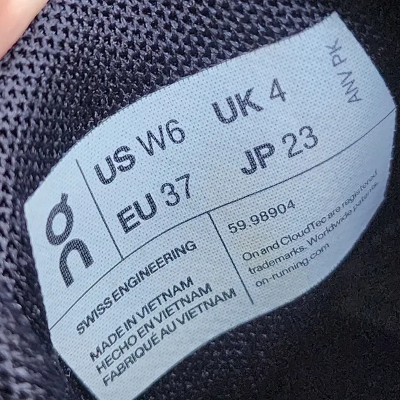 ON CLOUD 5 - Womens Running Shoes - SIZE 6.
