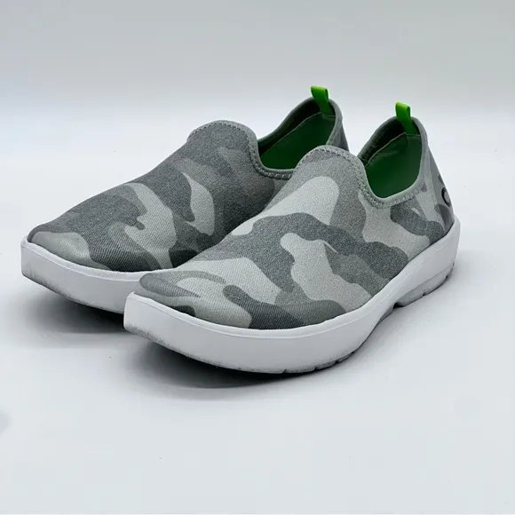 OOFOS OOMG EEZE Slip-on Shoes. Size 8