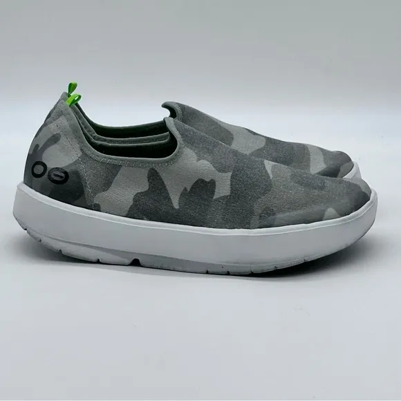 OOFOS OOMG EEZE Slip-on Shoes. Size 8