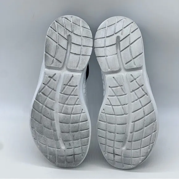 OOFOS OOMG EEZE Slip-on Shoes. Size 8