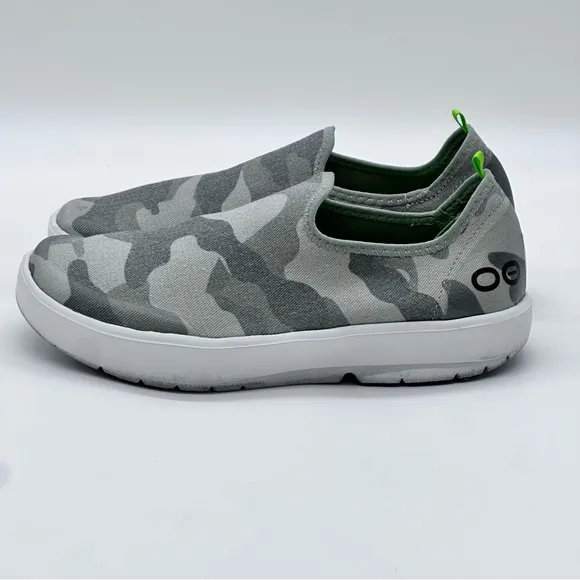 OOFOS OOMG EEZE Slip-on Shoes. Size 8