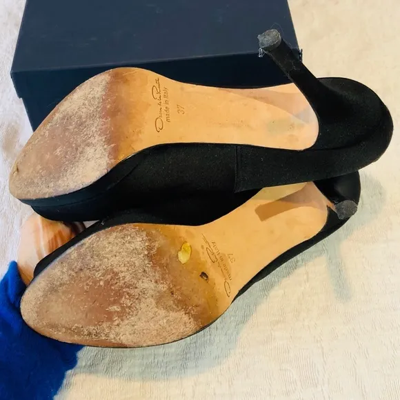 Oscar De La Renta**Black Satin Heels***US 7 $675