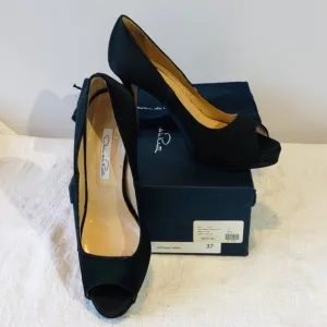 Oscar De La Renta**Black Satin Heels***US 7 $675