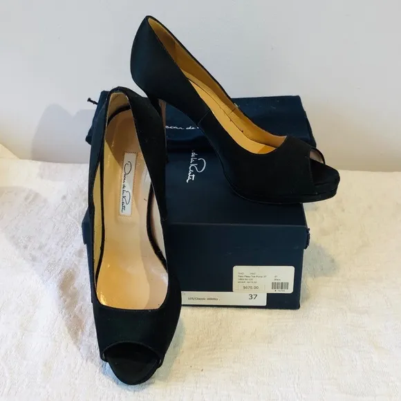 Oscar De La Renta**Black Satin Heels***US 7 $675
