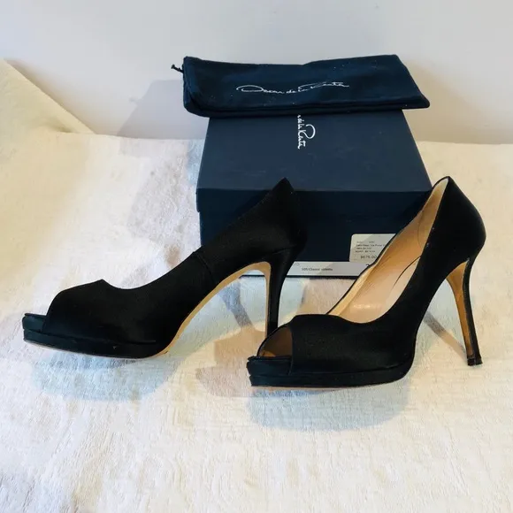 Oscar De La Renta**Black Satin Heels***US 7 $675