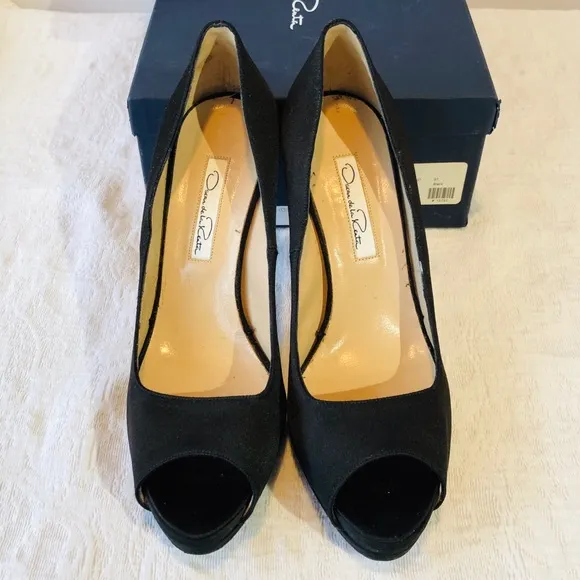 Oscar De La Renta**Black Satin Heels***US 7 $675