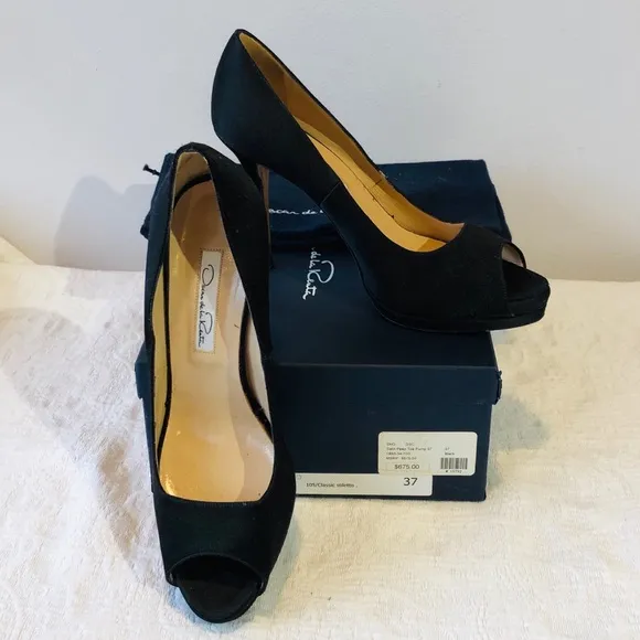 Oscar De La Renta**Black Satin Heels***US 7 $675