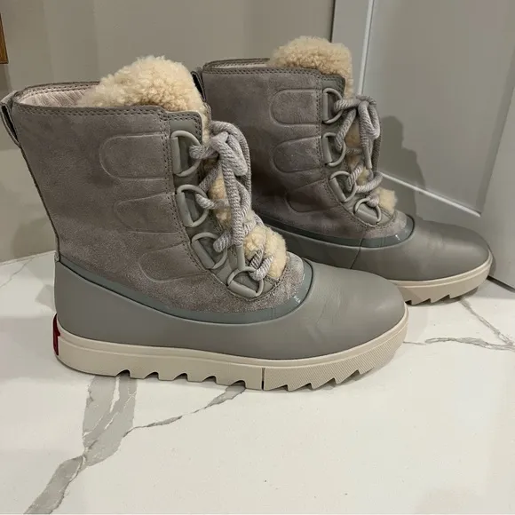 Sorrel Joan of arctic boot fashionable and functional waterproof gray boot s/8