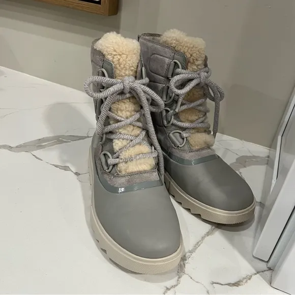 Sorrel Joan of arctic boot fashionable and functional waterproof gray boot s/8