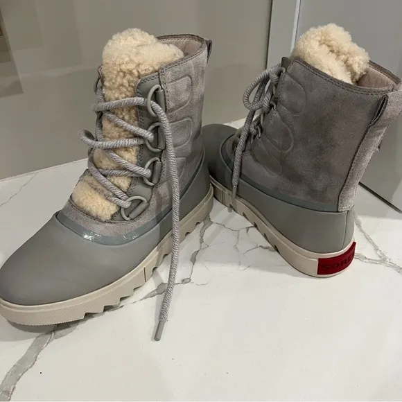 Sorrel Joan of arctic boot fashionable and functional waterproof gray boot s/8