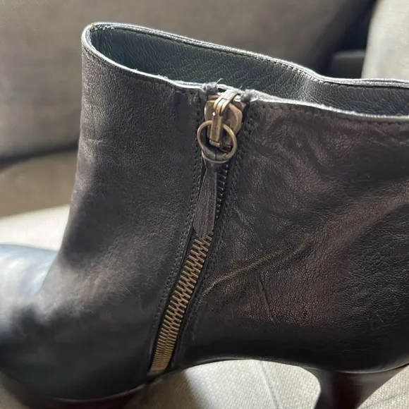 Stuart Weitzman Black Leather Platform Ankle Boots size 7 Stiletto Heel Side Zip