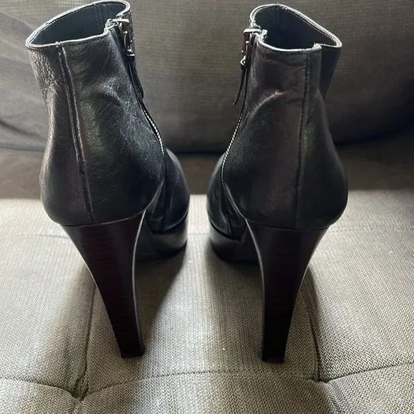 Stuart Weitzman Black Leather Platform Ankle Boots size 7 Stiletto Heel Side Zip