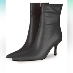 Trendy Booties Chic Pointed Toe Side Zip 3IN Stiletto High Heels Size: 8 Black