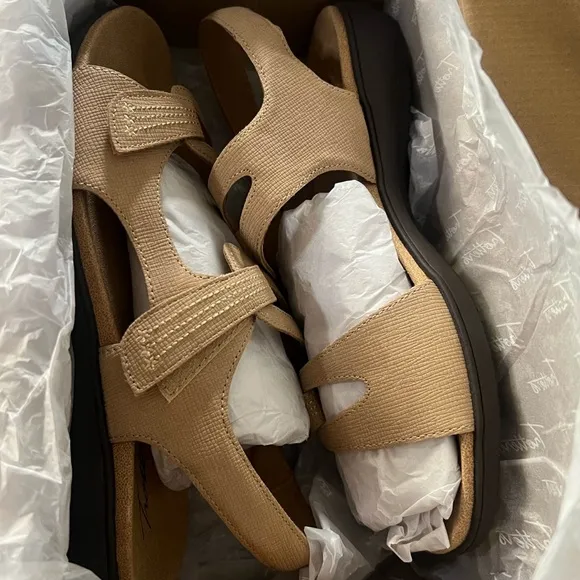 TROTTERS • Katarina 3 Comfort Insole Strappy Flat Sandals Shoes