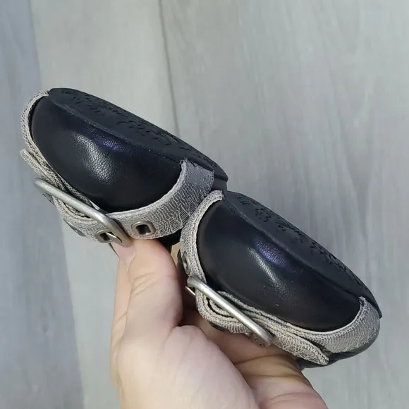UGG &quot;Like New&quot; Women Leather Buckle ToeComfort Loafer Ballet shoes sz 7