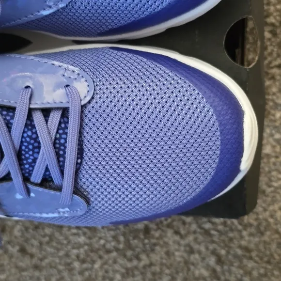 UNDER ARMOUR SIGNATURE GIRLS PURPLE ATHLETIC SHOES SIZE 6Y