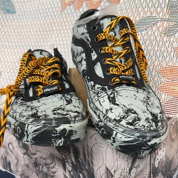 Vans WMNS Old SkoolYear Of The Tiger Black/Gray VN0A3WKTN42Sneakers