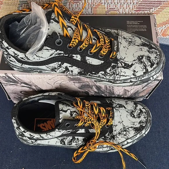 Vans WMNS Old SkoolYear Of The Tiger Black/Gray VN0A3WKTN42Sneakers