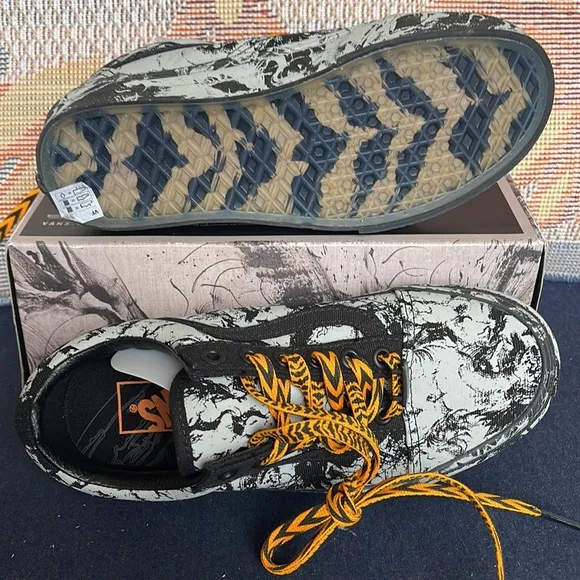 Vans WMNS Old SkoolYear Of The Tiger Black/Gray VN0A3WKTN42Sneakers