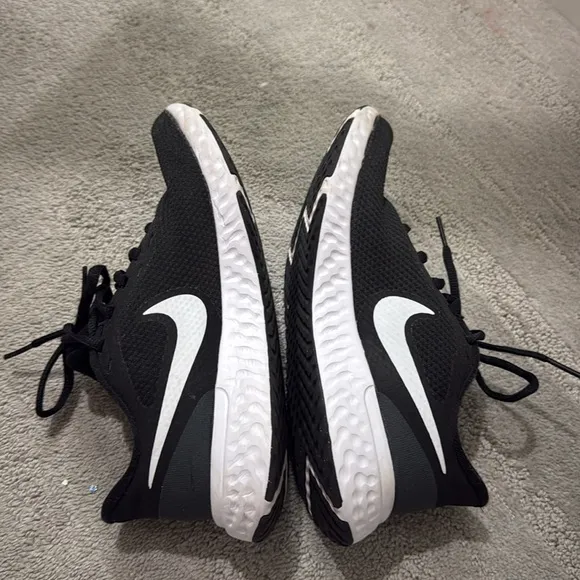 Women’s Nike Revolution sneaker women’s running shoes comfort sneakers size 6