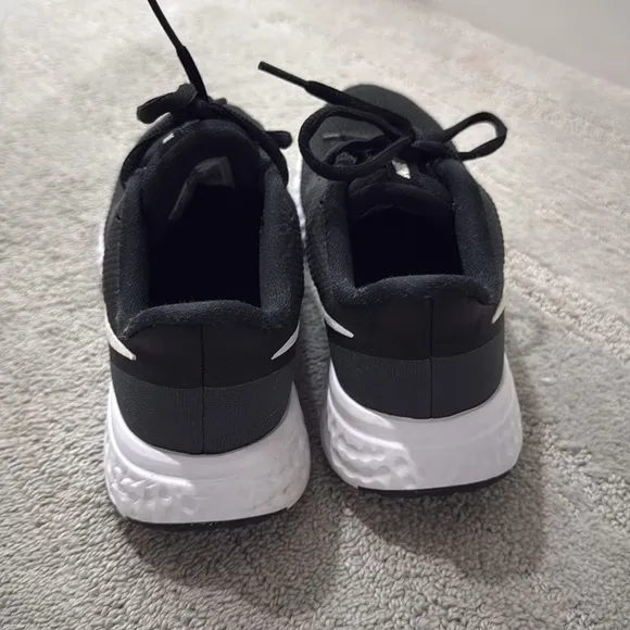 Women’s Nike Revolution sneaker women’s running shoes comfort sneakers size 6