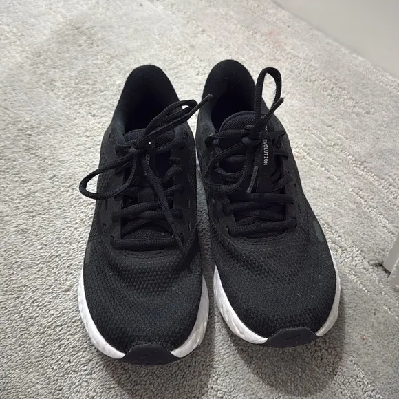 Women’s Nike Revolution sneaker women’s running shoes comfort sneakers size 6