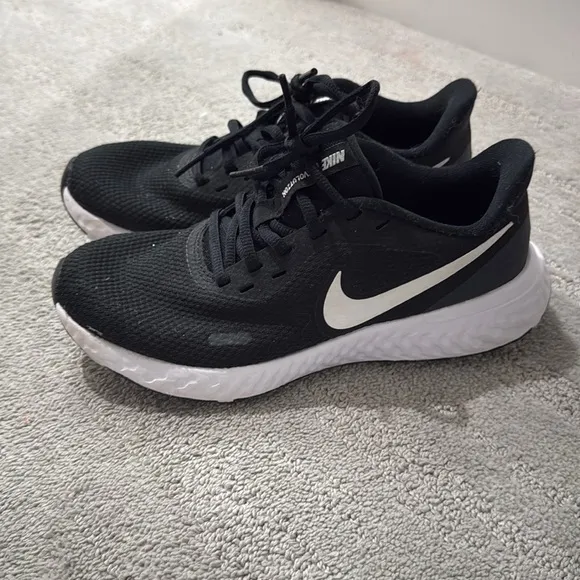 Women’s Nike Revolution sneaker women’s running shoes comfort sneakers size 6