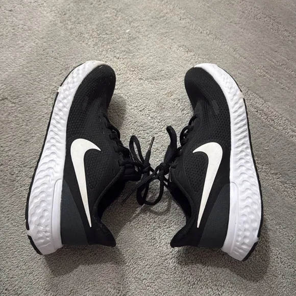 Women’s Nike Revolution sneaker women’s running shoes comfort sneakers size 6